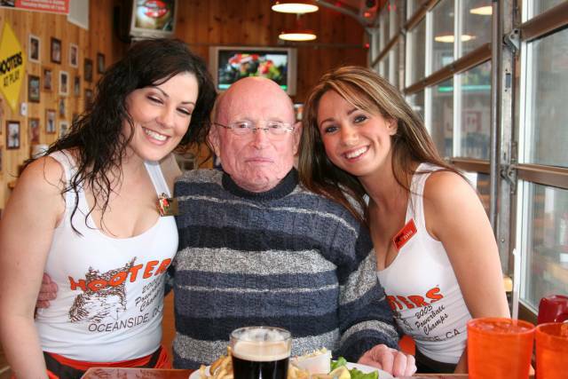 Ed_Wolf at Hooters